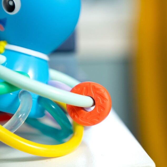 BABY EINSTEIN Opus's Shake &amp; Soothe™ Beißring/Rassel ab 0 Monaten