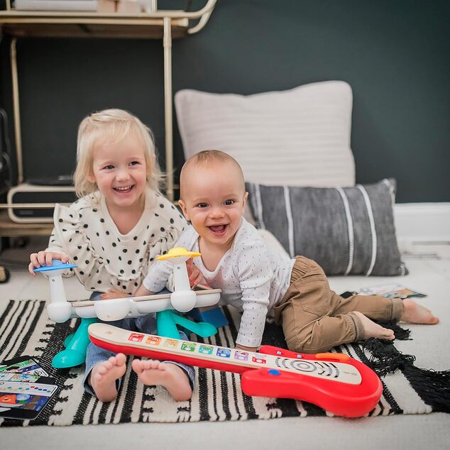 BABY EINSTEIN Hračka drevená hudobná gitara Together in Tune Guitar™ Connected Magic Touch
