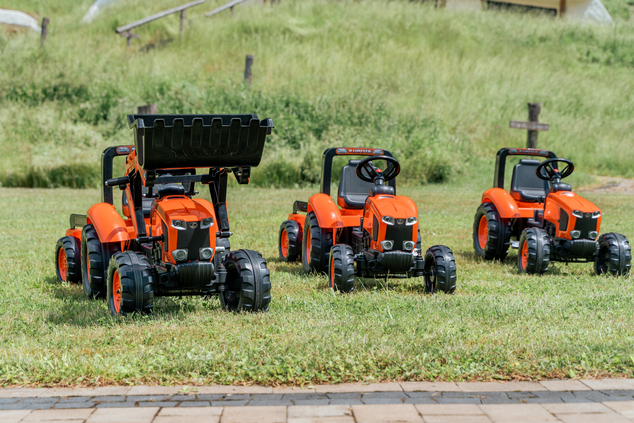 Falk Lábbal hajtós traktor 2060AB Kubota M6 utánfutóval