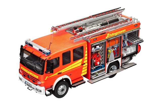Plastic ModelKit auto 07404 - Schlingmann LF20/16 Mercedes Benz Atego 1529 AF (1:24)
