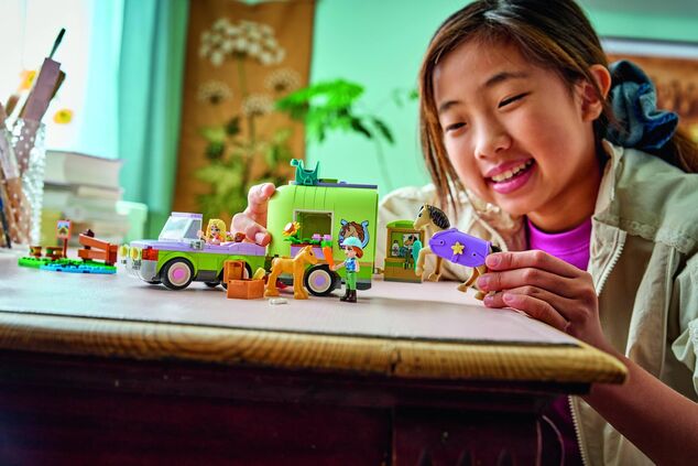 LEGO® Friends 42695 Príves s koňom a žriebätkom