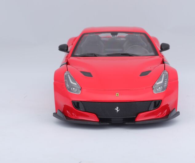 Bburago 1:24 Ferrari F12TDF Rot