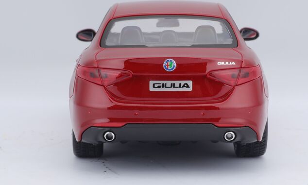 Bburago 1:24 Plus Alfa Romeo Giulia (2016) Metallic Rot