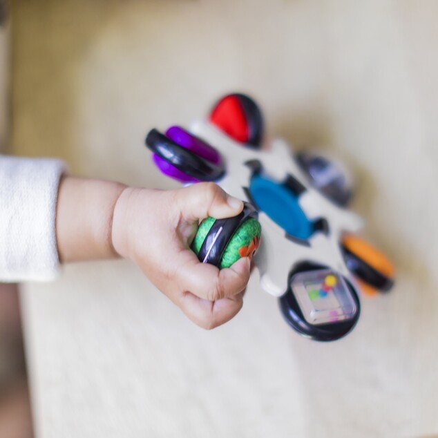 BABY EINSTEIN Érzőjáték Curiosity Clutch ™ 3m +