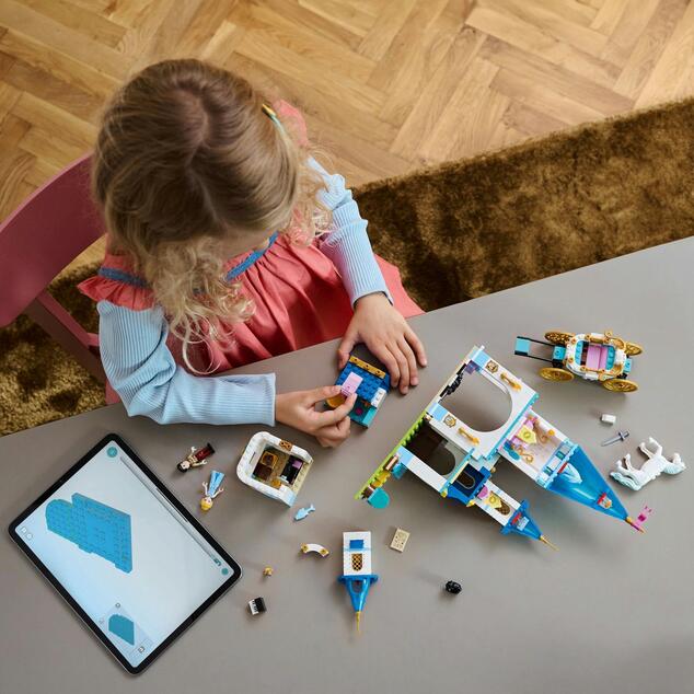 LEGO® Disney 43275 Popoluškin zámok a kočiar s koňmi