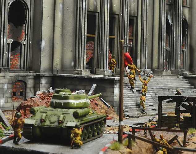 Model Kit diorama 6195 - Berlin 1945: Battle for the Reichstag (1:72)