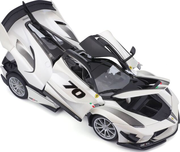 Bburago 1:18 Ferrari TOP FXX-K EVO Nr.70 (weiß/schwarz)