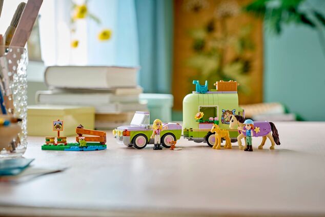 LEGO® Friends 42695 Príves s koňom a žriebätkom
