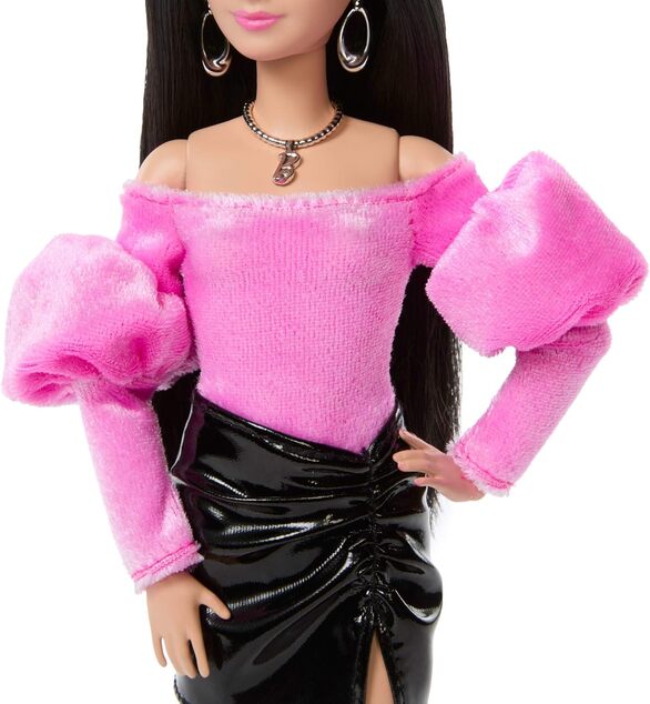 Mattel Barbie DELUXE STYLE Modell rózsaszín vinil szoknyával és fekete felsővel