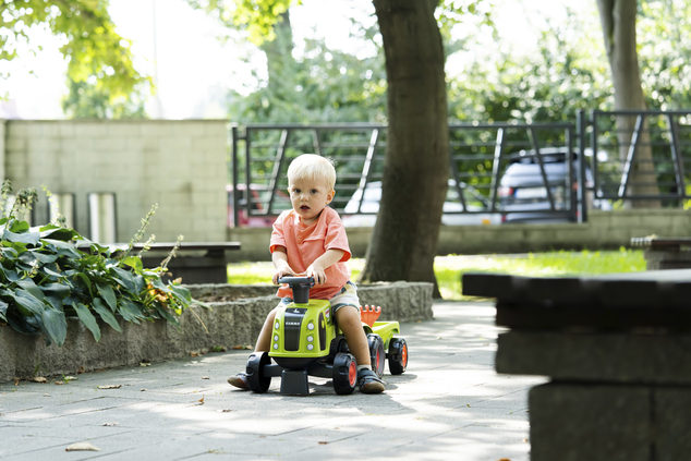 Falk Traktor Baby Claas mit Lenkrad, Hupe, Anhänger, Rechen und Schaufel