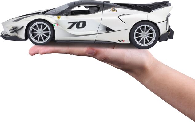 Bburago 1:18 Ferrari TOP FXX-K EVO Nr.70 (weiß/schwarz)