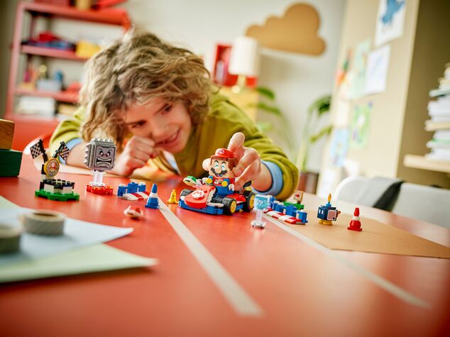 LEGO® Super Mario 72043 Mario Kart™ – Interaktívny LEGO® Mario™ a Standard Kart
