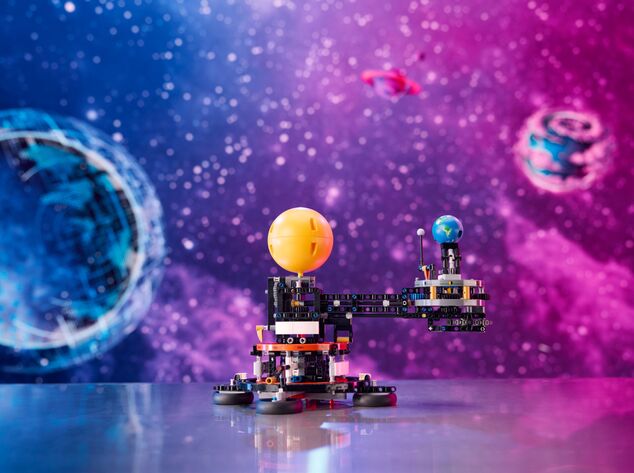 LEGO® Technic 42179 Planeta Pământ și Luna pe orbită