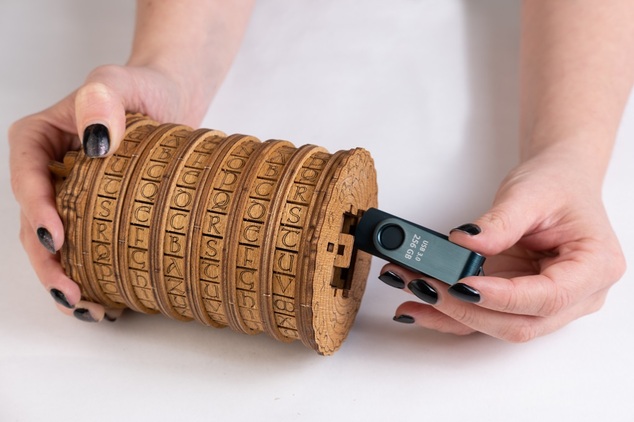 EscapeWelt Drevený hlavolam Cryptex