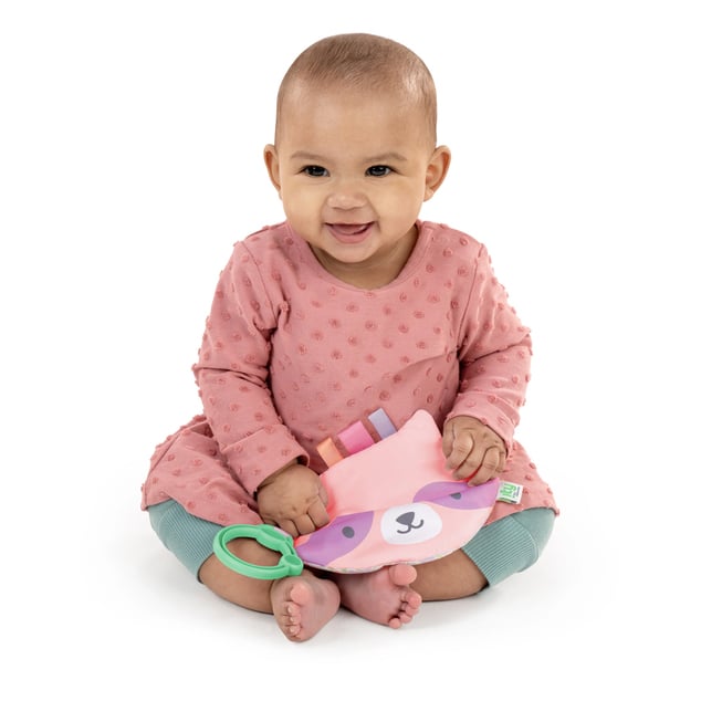 INGENUITY Hračka senzorická na C krúžku Crinklet™ mýval Deni 0m+