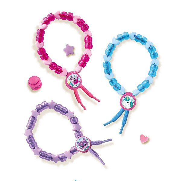 Herstellung von Armbändern aus bunten Perlen