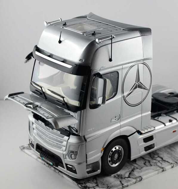 Model Kit tovornjak 3905 - Mercedes Benz Actros MP4 Gigaspace (1:24)