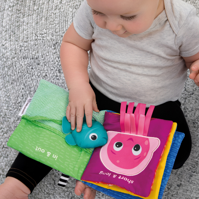 BABY EINSTEIN Mekana knjiga puna aktivnosti Ocean Opposites™, 0m+