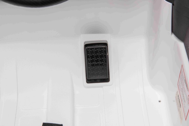 Elektrické autíčko Toyota Landcruiser 12V, biele, široké jednomiestne sedadlo, 2,4 GHz dia
