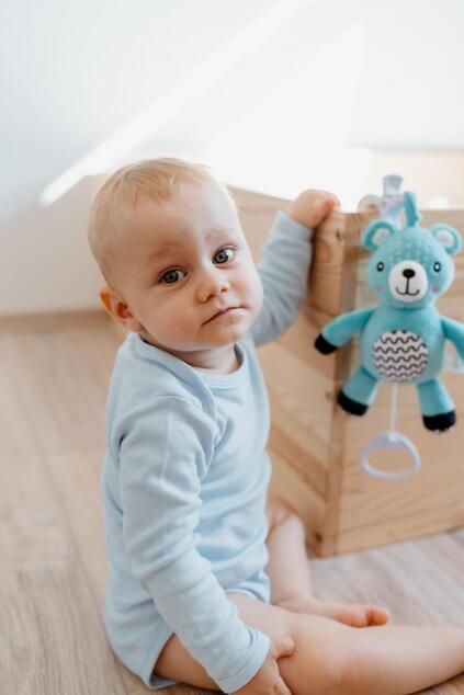 Medvedík babyted naťahovací plyš 30cm záves na postieľku/kočík