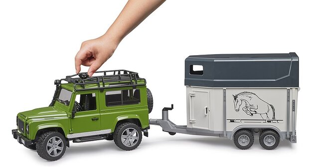 Bruder 02592 Land Rover Defender s prepravníkom na koňa a koníkom