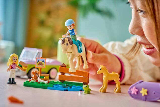 LEGO® Friends 42695 Príves s koňom a žriebätkom