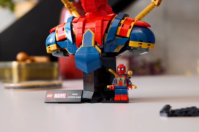LEGO® Marvel 76326 Busta Iron Spider-Mana