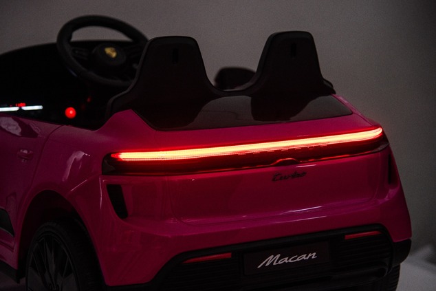 Elektrické autíčko Porsche Macan 12V s pohonom zadných kolies a licenciou (Jednomiestne),