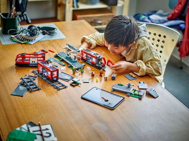 LEGO® City 60423 Tramway et arrêt au centre-ville