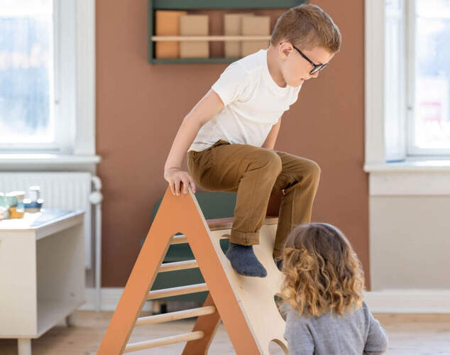 Flexa Drevená Hracia veža na lozenie pre deti červená Play