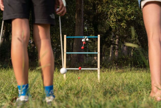 BS Toys Hádzacia drevená hra 2 v 1