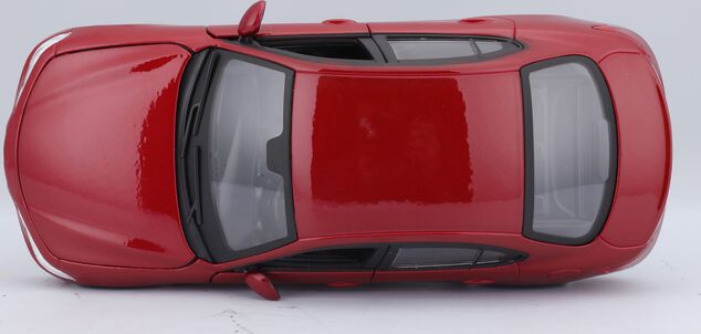 Bburago 1:24 Plus Alfa Romeo Giulia (2016) Metallic Rot