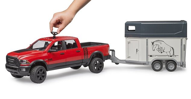 BRUDER 02501 Jeep RAM Power Wagon s prepravníkom na kone