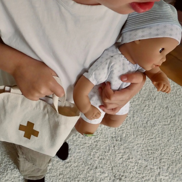 Götz Puppe Cosy Aquini kleine Ärztin mit Zubehör 33cm