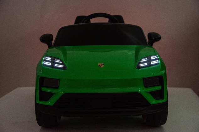 Elektrické autíčko Porsche Macan 12V s pohonom zadných kolies a licenciou (Jednomiestne),