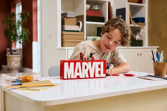 LEGO® Marvel 76313 Logo MARVEL a minifigúrky