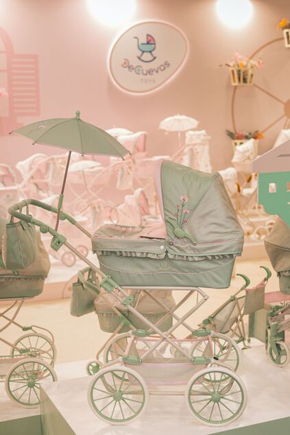 DeCuevas 82068 Passeggino pieghevole per bambole REBORN con ombrellone e accessori Botanic 2026