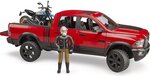 Bruder 02502 Terenne auto RAM, motorka Scrambler Ducati Desert, figurka