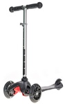 Schwarzer Roller mit drei Rädern und verstellbarem Lenker mit beleuchteten LED-Rädern