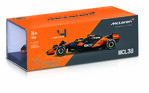 Bburago 1:24 RACE Formula F1 - McLaren F1 Team MCL38 (2024) #81 (Oscar Piastr) - Tvrda kutija